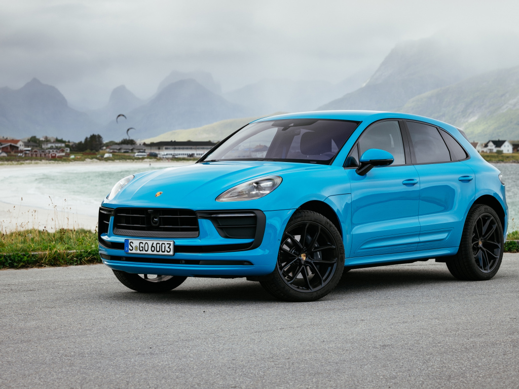 Голубой Porsche Macan 2021 года вид спереди