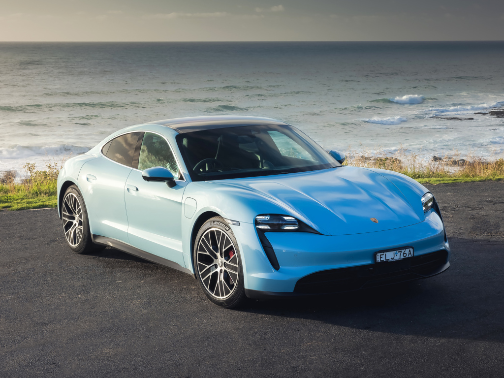 Автомобиль Porsche Taycan 4S у моря