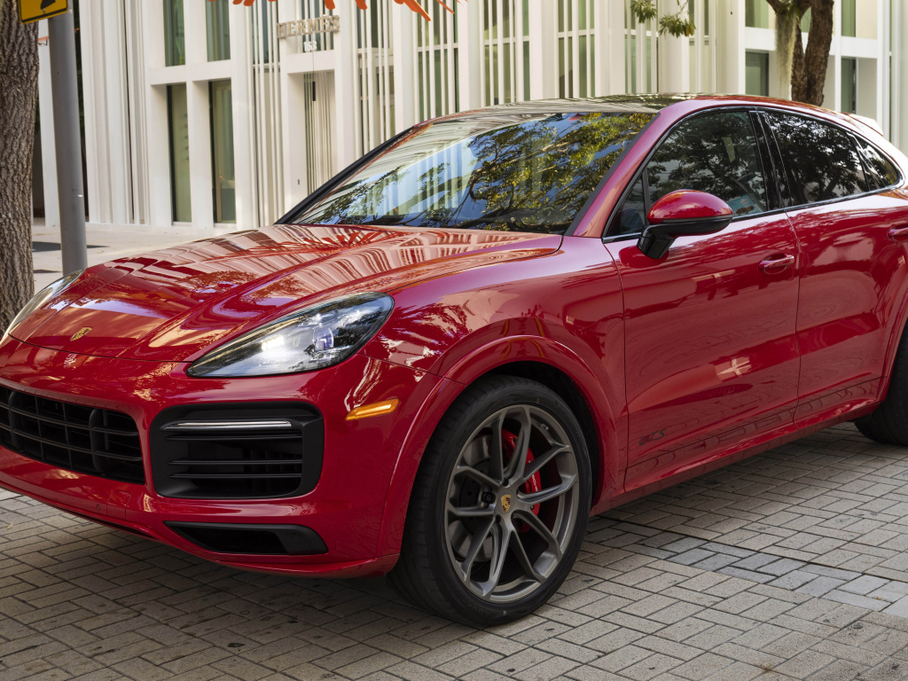 Красный кроссовер Porsche Cayenne GTS, 2021 года