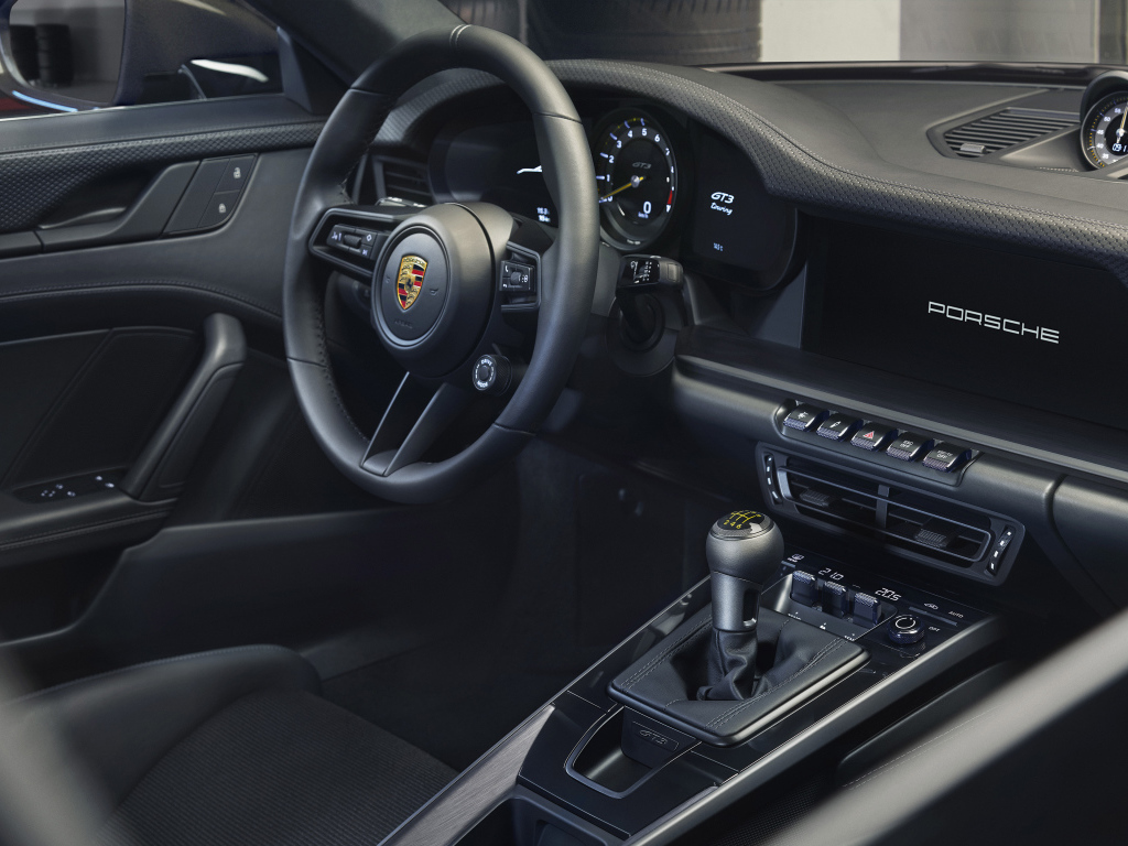 Салон автомобиля Porsche 911 GT3 Touring 2021 года