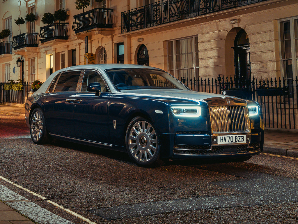 Синий дорогой автомобиль Rolls-Royce Phantom Extended, 2021 года в городе