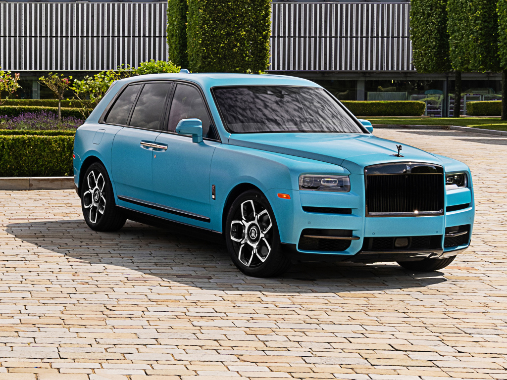 Дорогой голубой автомобиль ROLLS-ROYCE Ghost, 2021 года