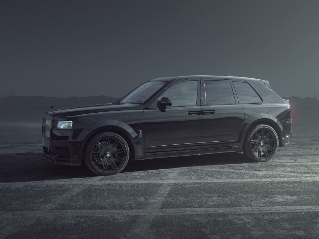 Автомобиль Rolls-Royce Cullinan, 2021 года в тумане