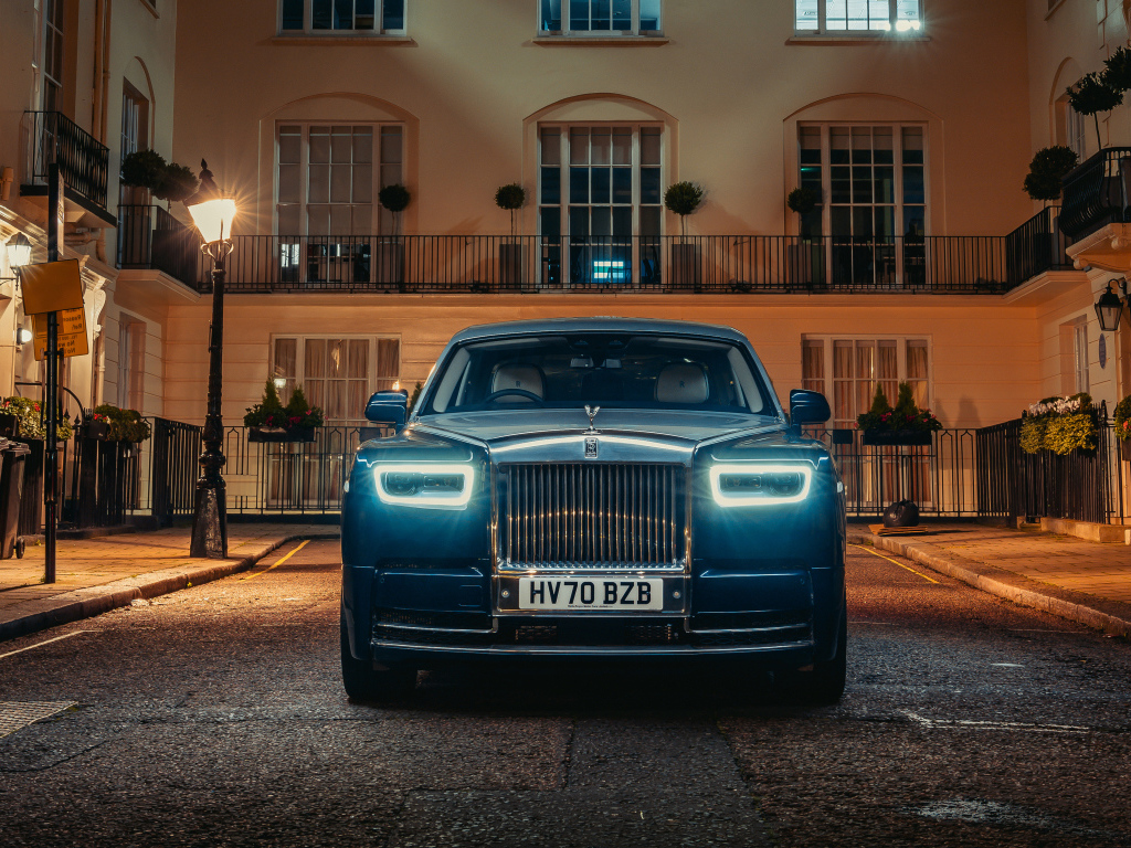 Стильный автомобиль Rolls-Royce Phantom Extended, 2021 года вид спереди