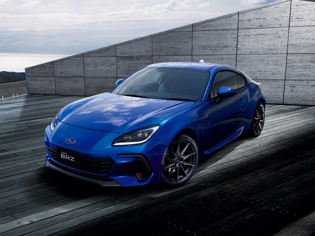 Синий автомобиль Subaru BRZ 2021 года у серой стены