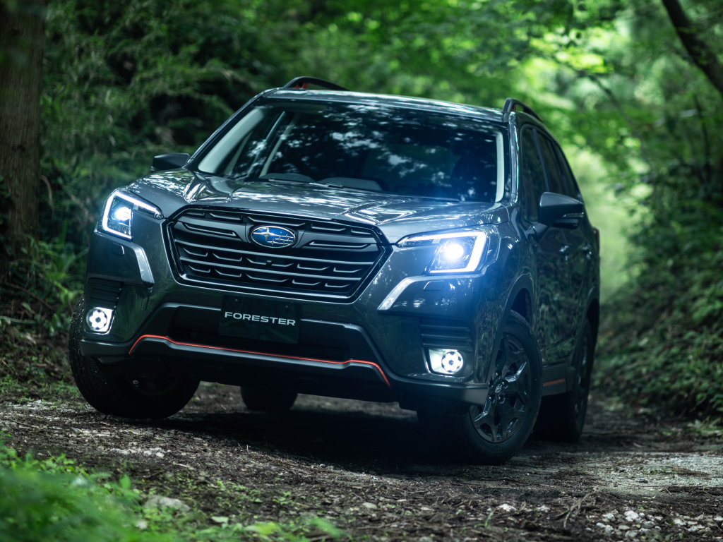 Внедорожник Subaru Forester X-Break 2021 года с включенными фарами