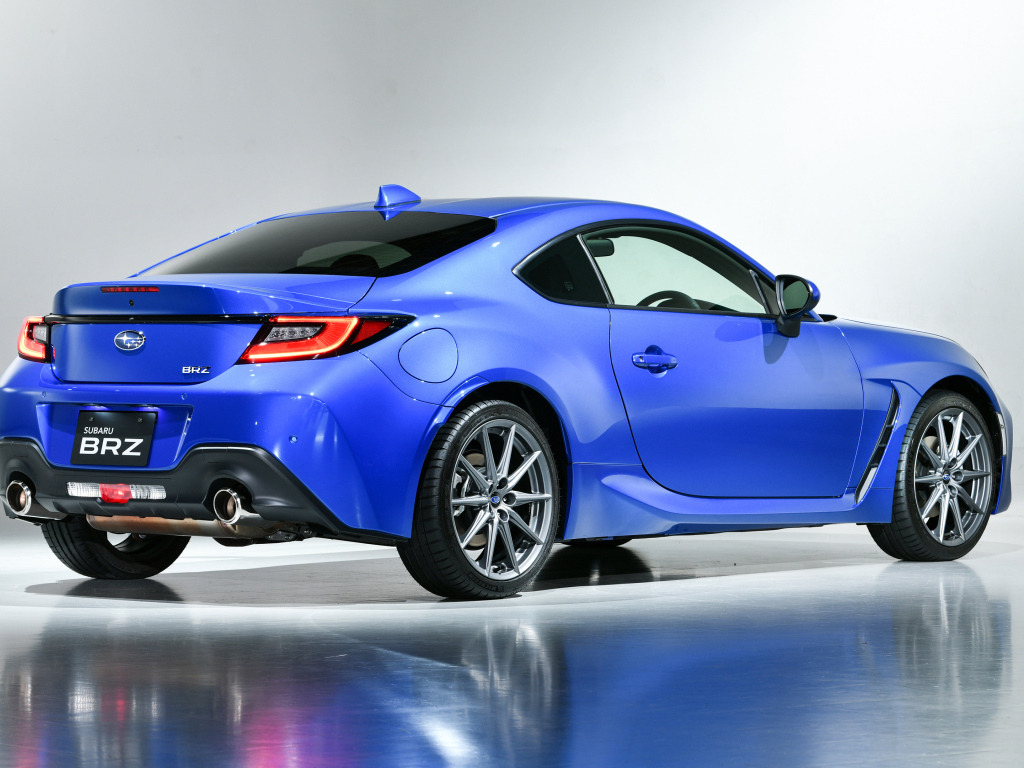 Синий автомобиль Subaru BRZ 2021 года вид сзади