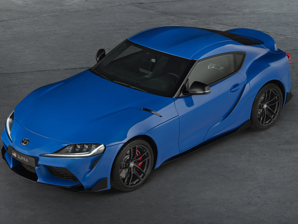 Синий автомобиль Toyota GR Supra, 2021 года вид сверху
