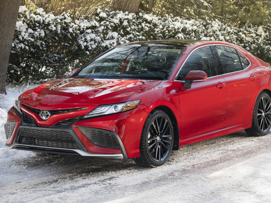 Красный автомобиль  Toyota Camry XSE AWD, 2021 года зимой