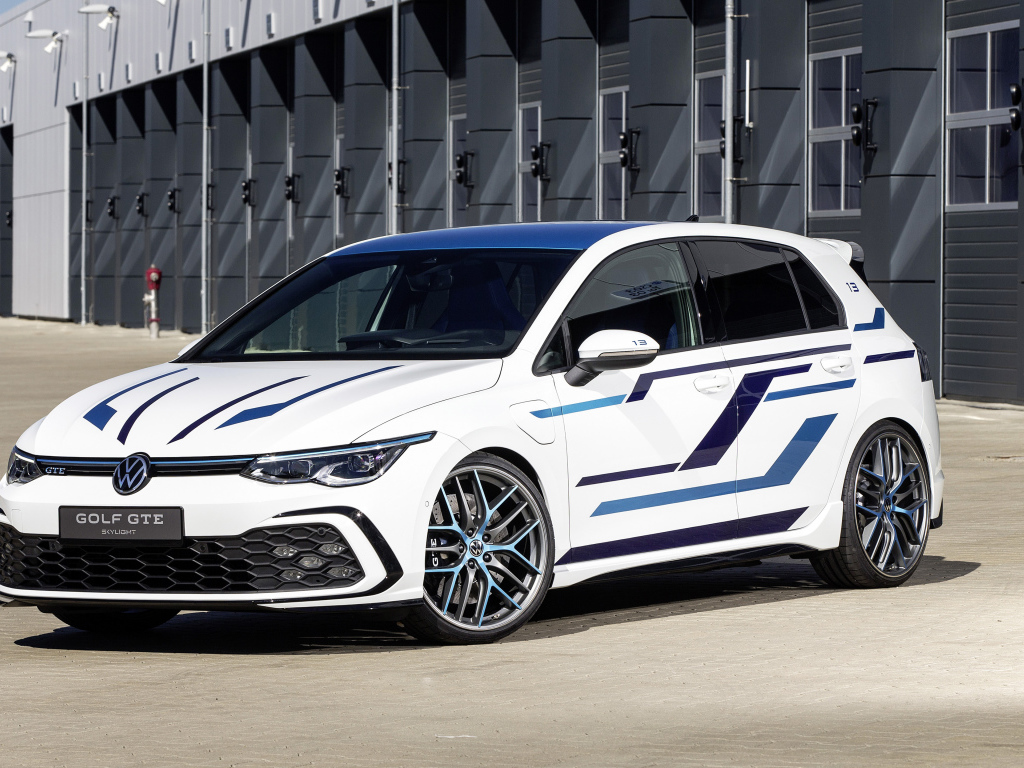 Автомобиль Volkswagen Golf GTE Skylight 2021 года