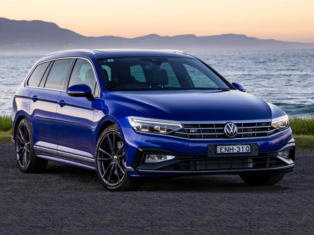 Синий автомобиль Volkswagen Passat R-Line Variant 2021 года у воды