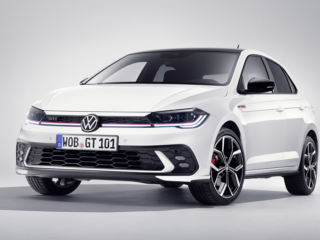 Белый автомобиль  Volkswagen Polo GTI 2021  года вид спереди
