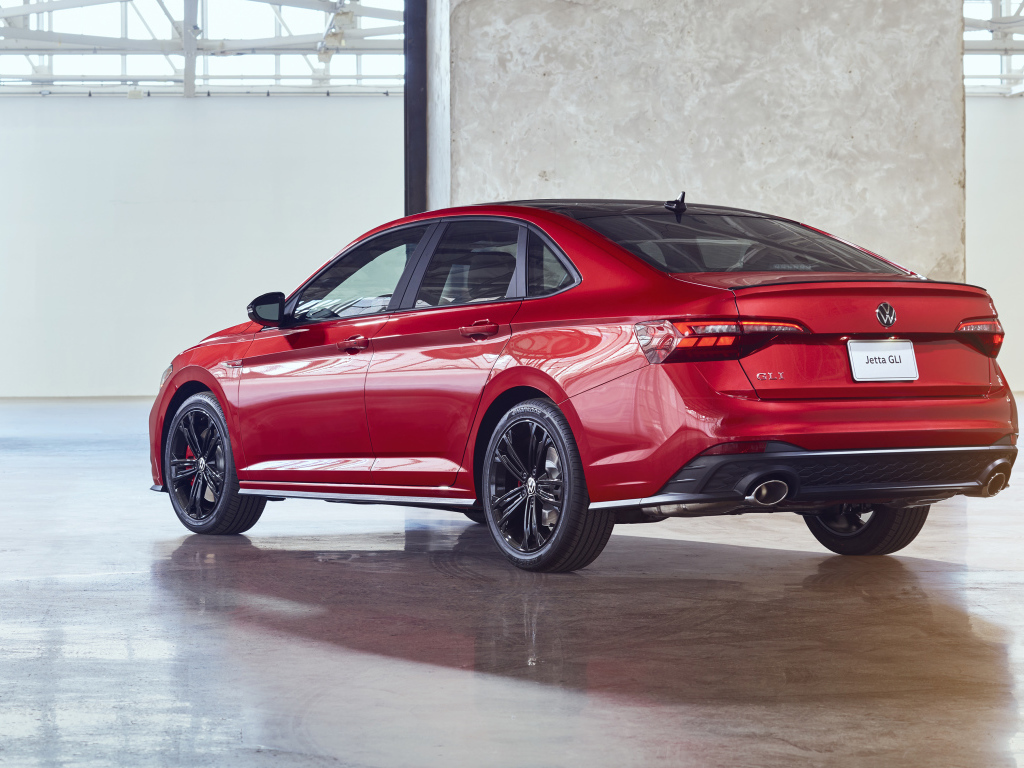 Красный автомобиль Volkswagen Jetta GLI, 2022 года вид сзади