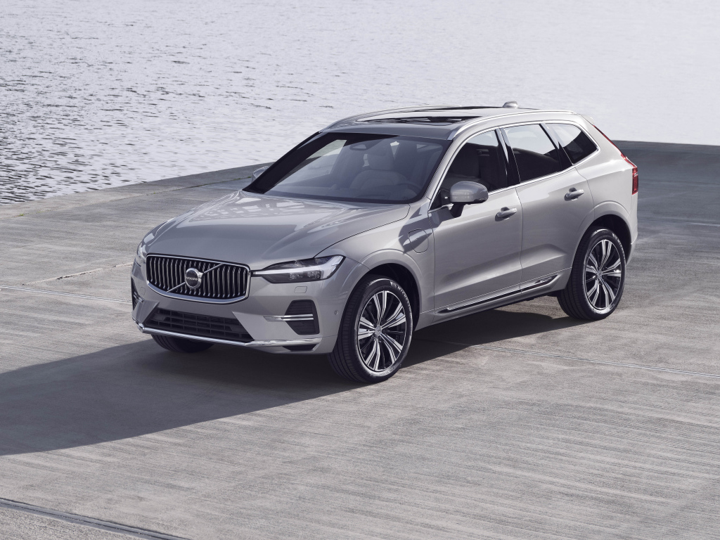 Серебристый автомобиль Volvo XC60 T8 Recharge AWD, 2021 года у воды