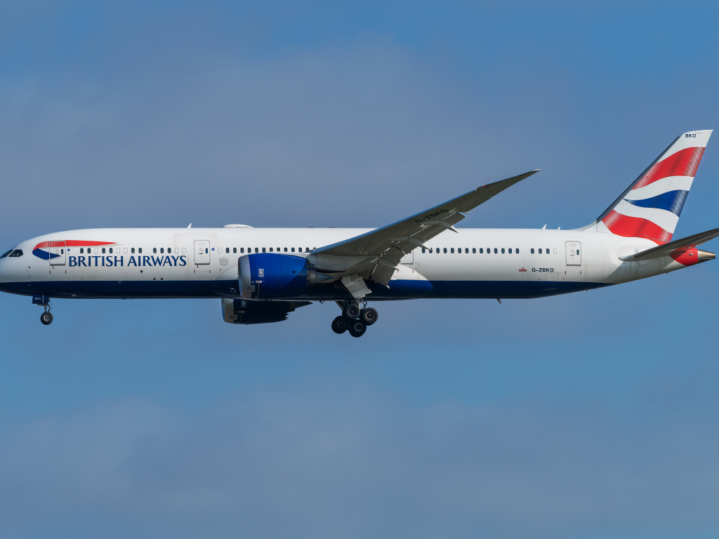 Пассажирский Boeing 787-9  авиакомпании  British Airways в небе 