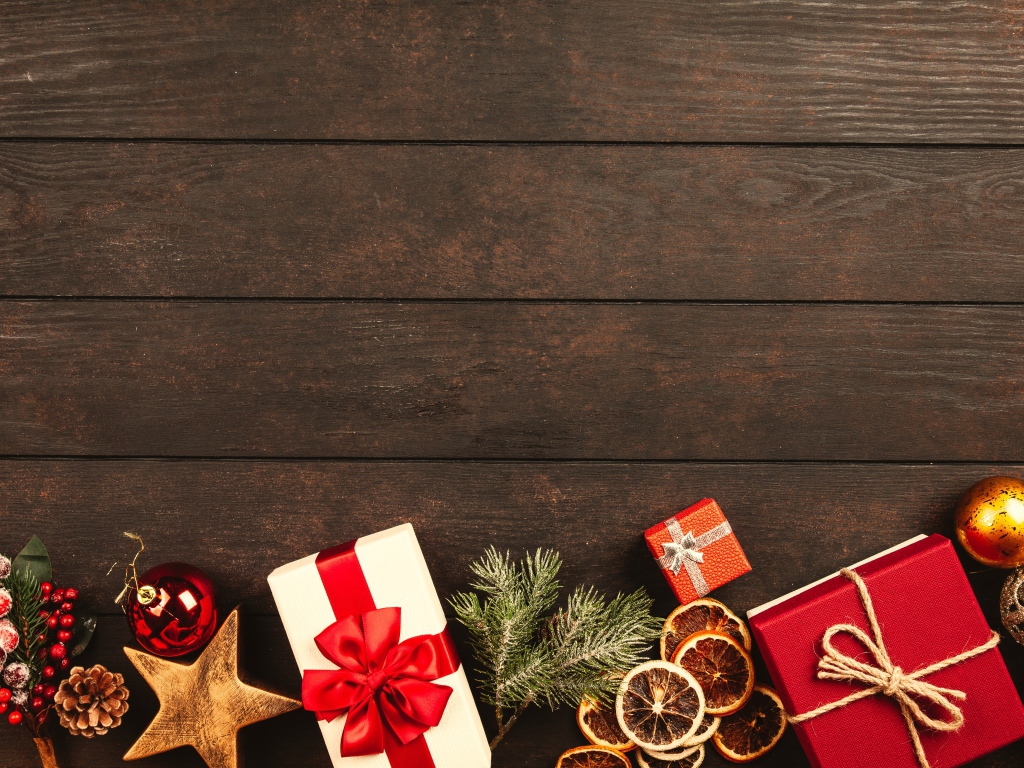 Много подарков с игрушками на деревянном фоне 