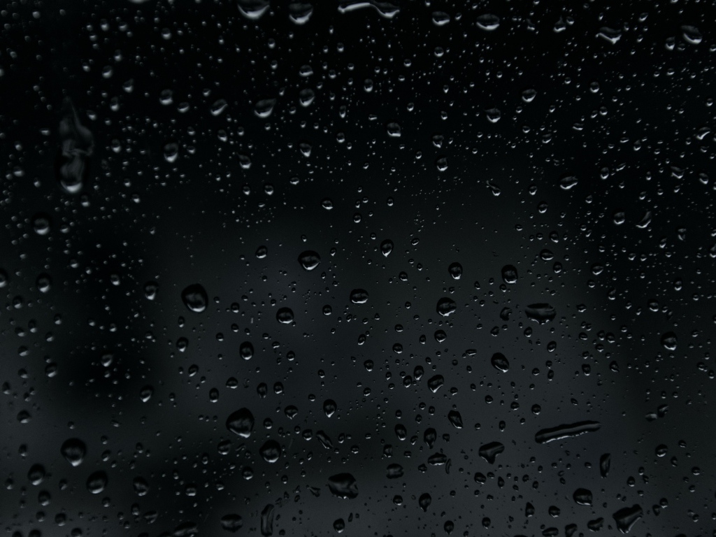 Брызги дождя на черном фоне 