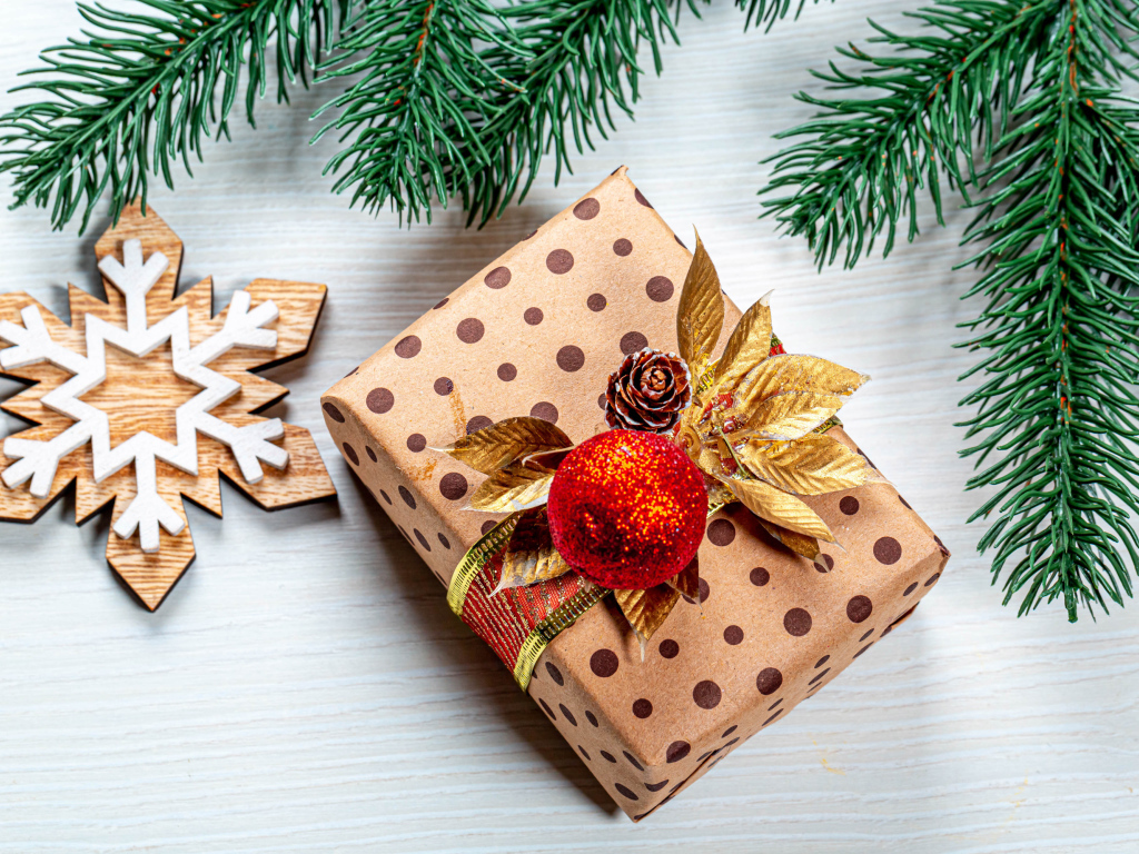 Подарок, снежинка и еловая ветка на Рождество 