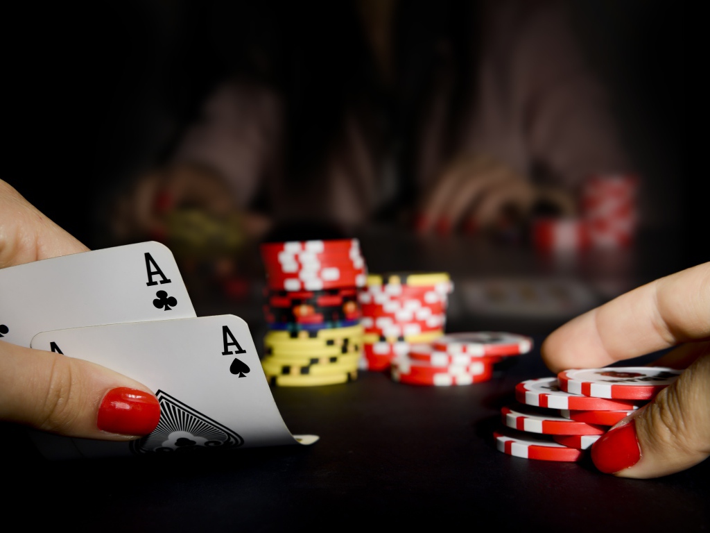 Карты и фишки для игры в покер в казино