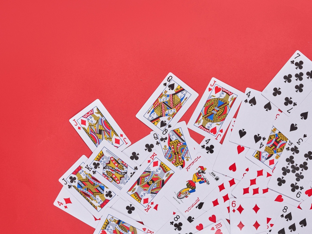 Колода игральных карт на красном фоне