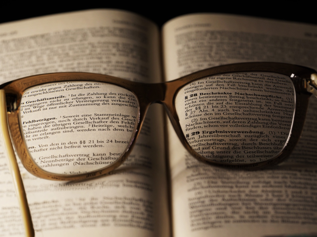 Очки для зрения лежат на открытой книге