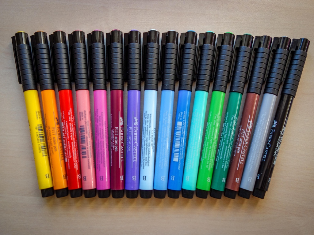 Разноцветные фломастеры с черными колпачками