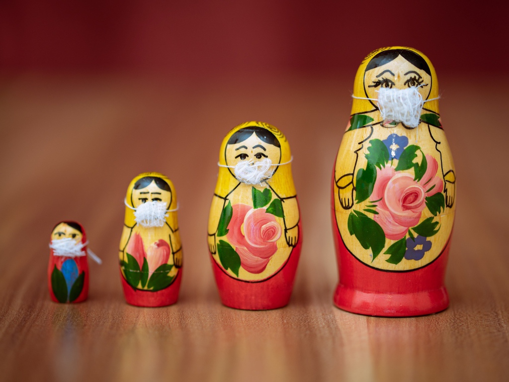 Матрешки в медицинских масках от коронавируса 