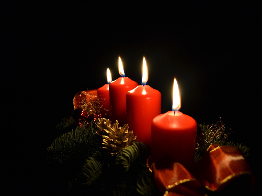Красные праздничные свечи на черном фоне 