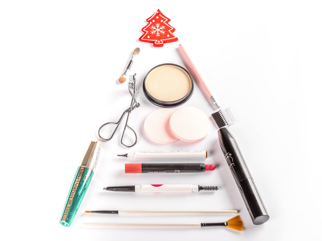 Набор косметики для девушки на белом фоне