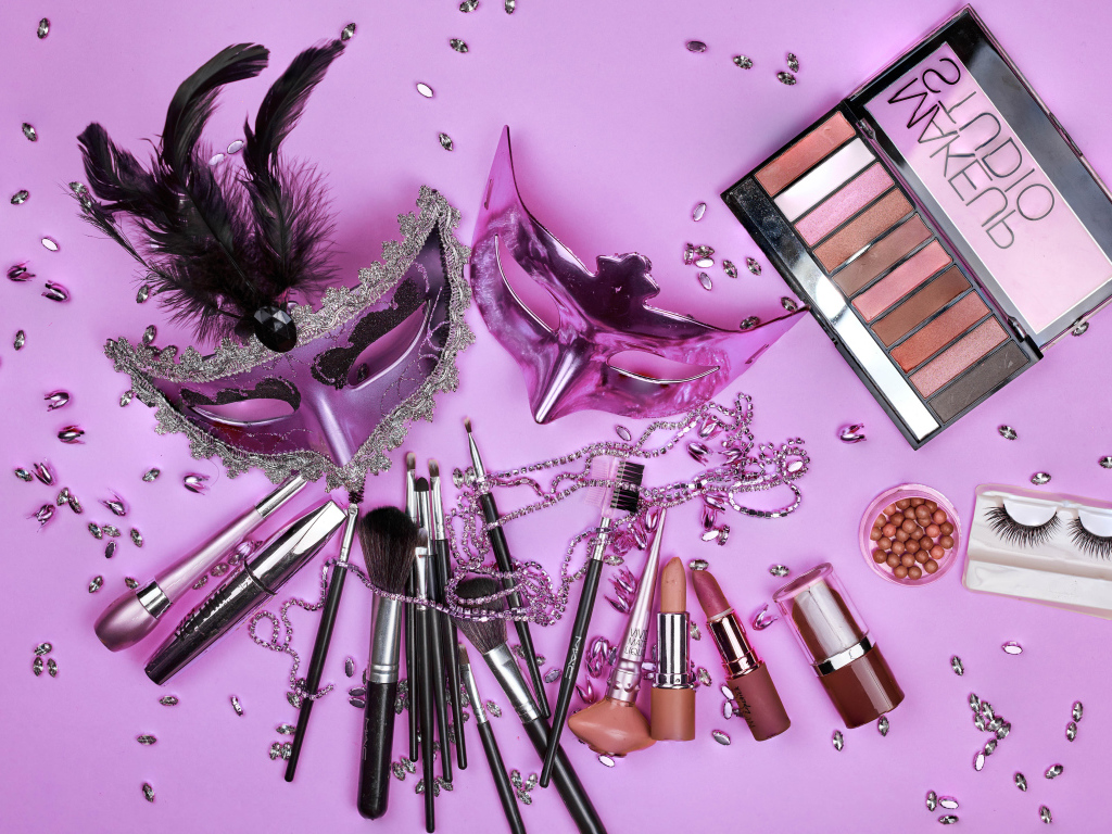 Набор косметики с масками на сиреневом фоне 