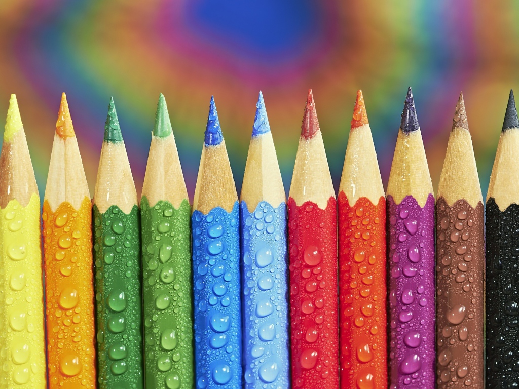 Острые разноцветные  карандаши в каплях росы 