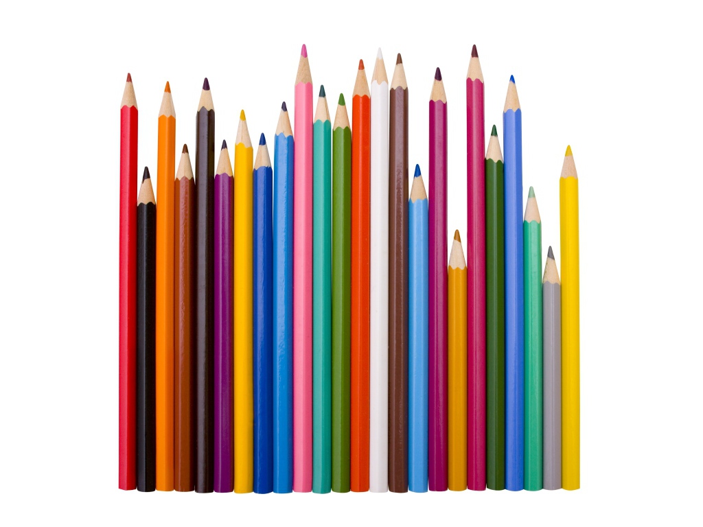 Острые разноцветные карандаши на белом фоне