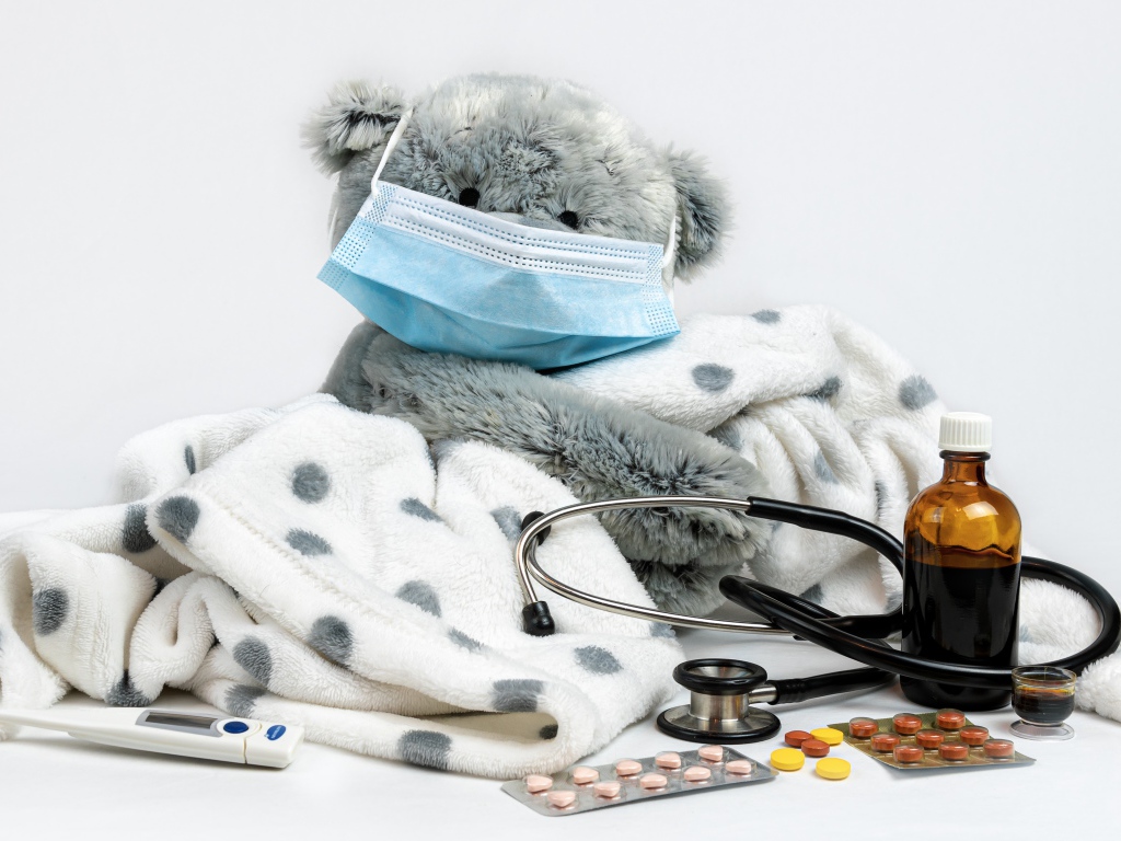 Плюшевый медведь в маске с таблетками