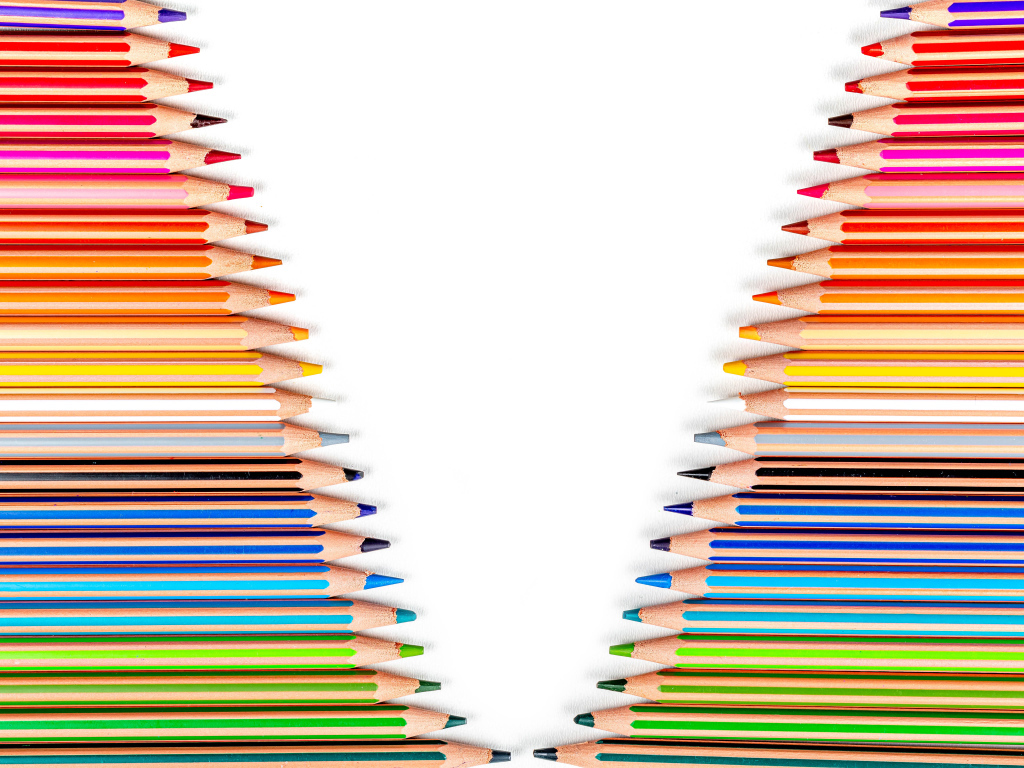 Края белого фона выложены карандашами 