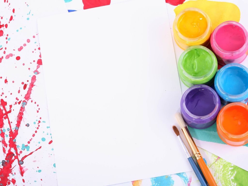 Белый лист бумаги с красками и кисточками