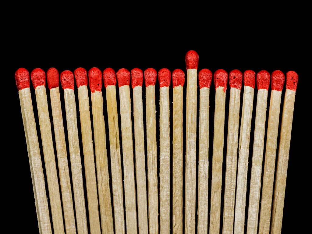 Деревянные спички с красной серой на черном фоне