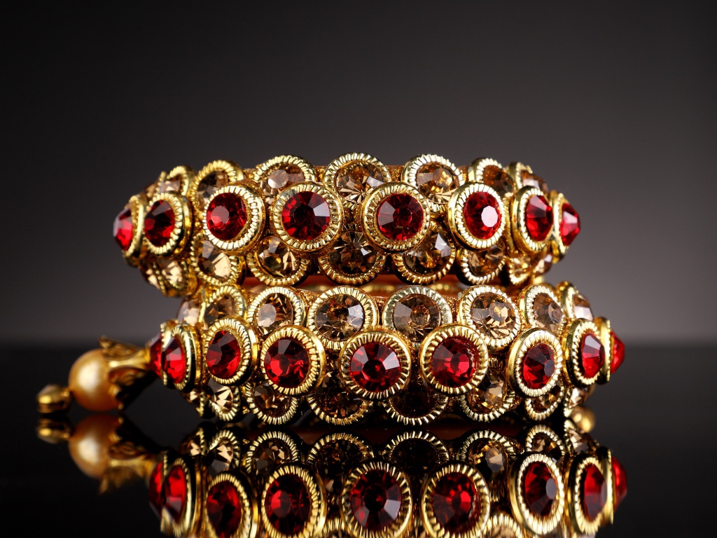 Золотое украшение с красным рубином