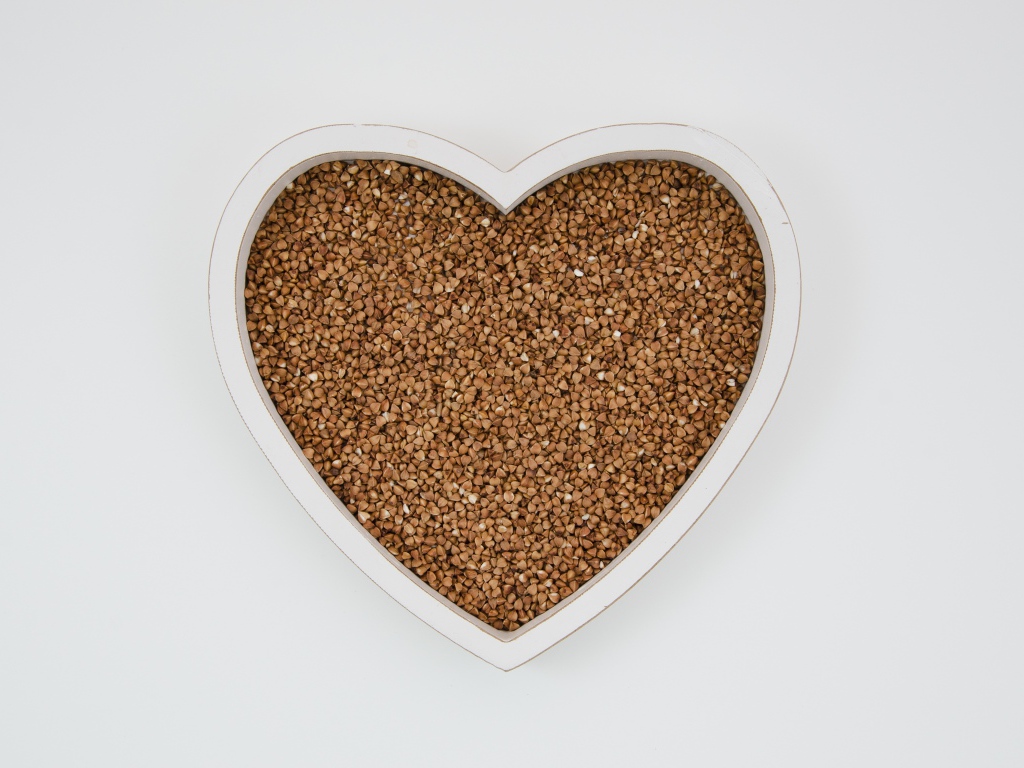 Большое белое сердце с гречневой крупой  