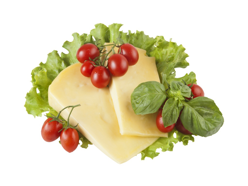 Сыр с помидорами, листьями салата и базиликом на белом фоне
