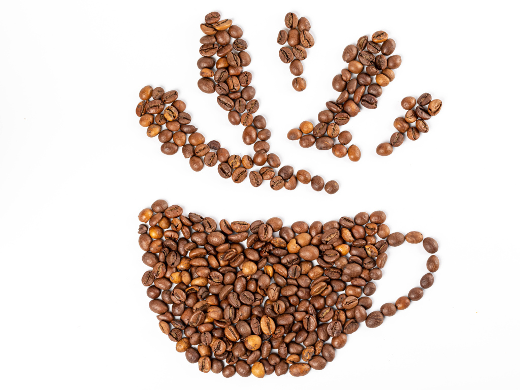Рисунок из кофейных зерен на белом фоне 