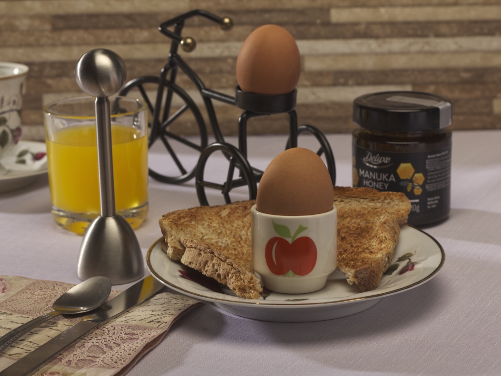 Яйца и хлеб с соком на завтрак 