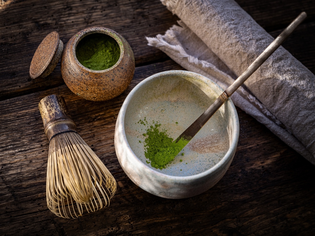 Хна в миске на столе с венчиком 