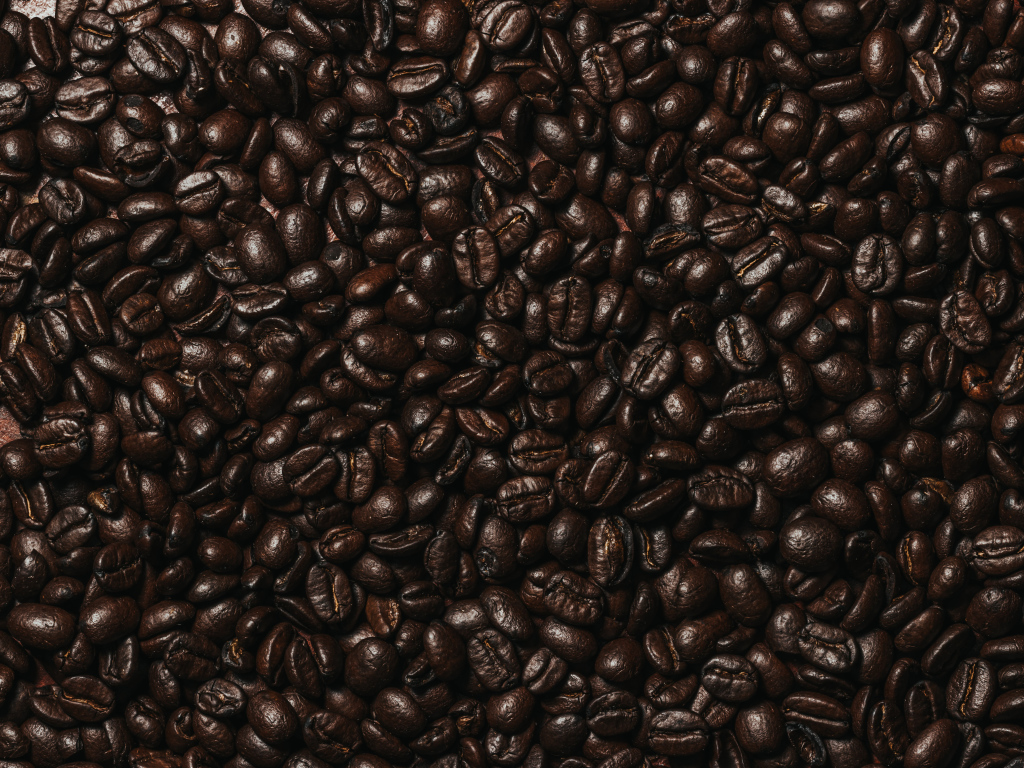 Много ароматных жареных зерен кофе крупным планом 