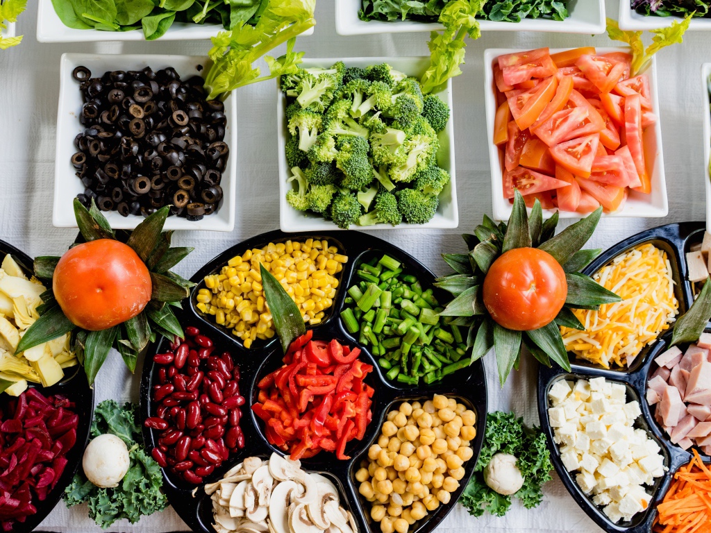 Много вкусных свежих овощей на столе 