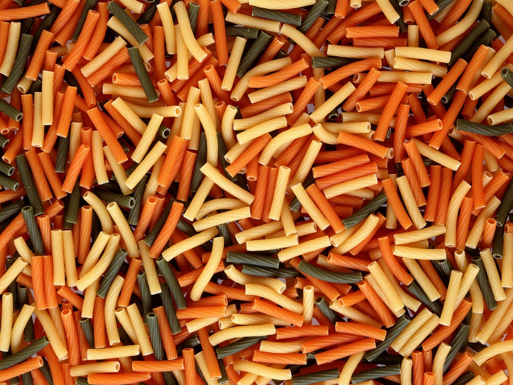 Разноцветные макароны крупным планом