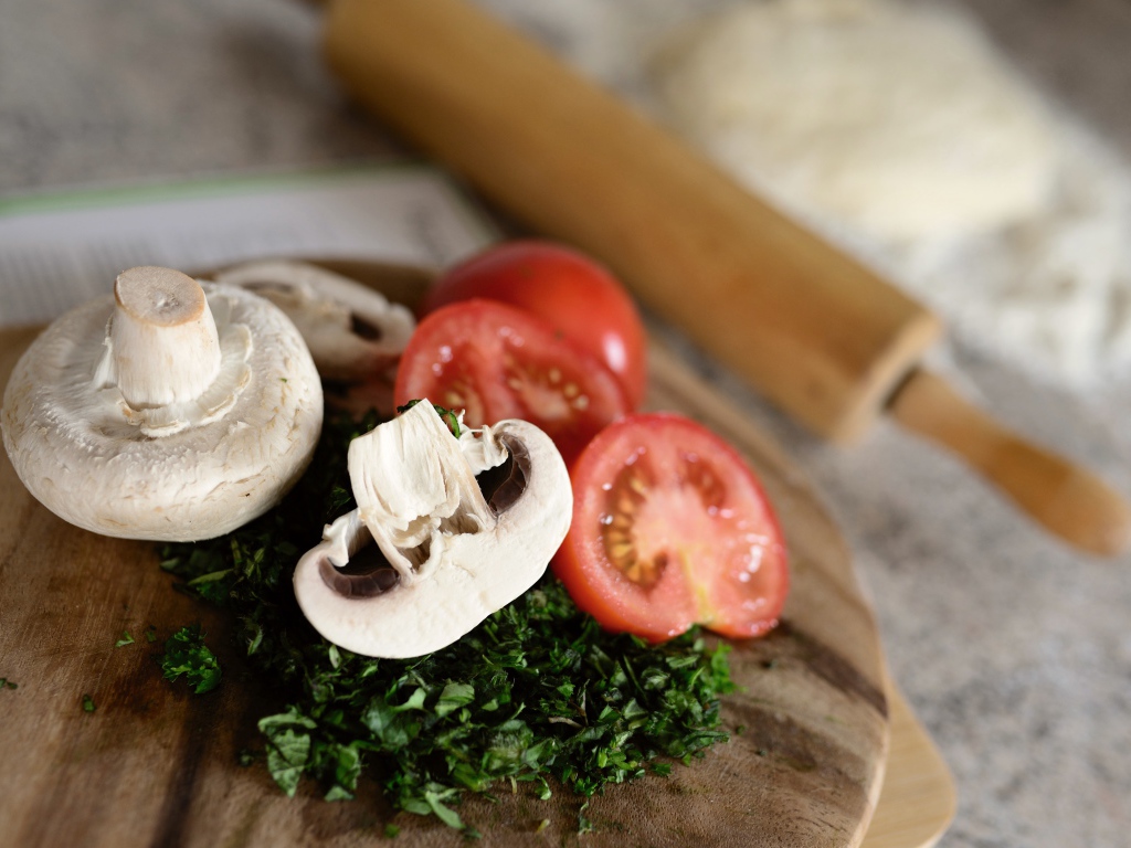 Кусочки помидора с зеленью и шампиньонами 