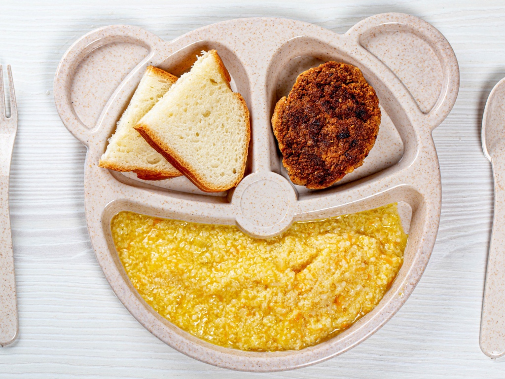 Каша,  хлеб и котлета для ребенка 