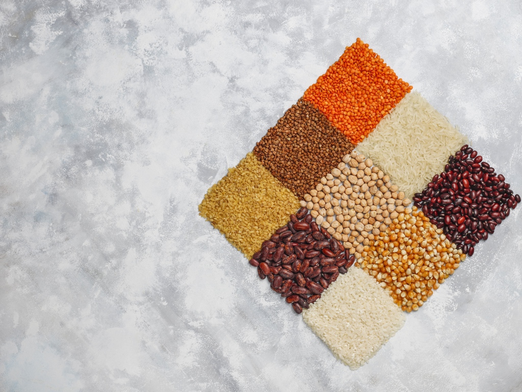 Ромб из разных видов крупы на сером фоне 