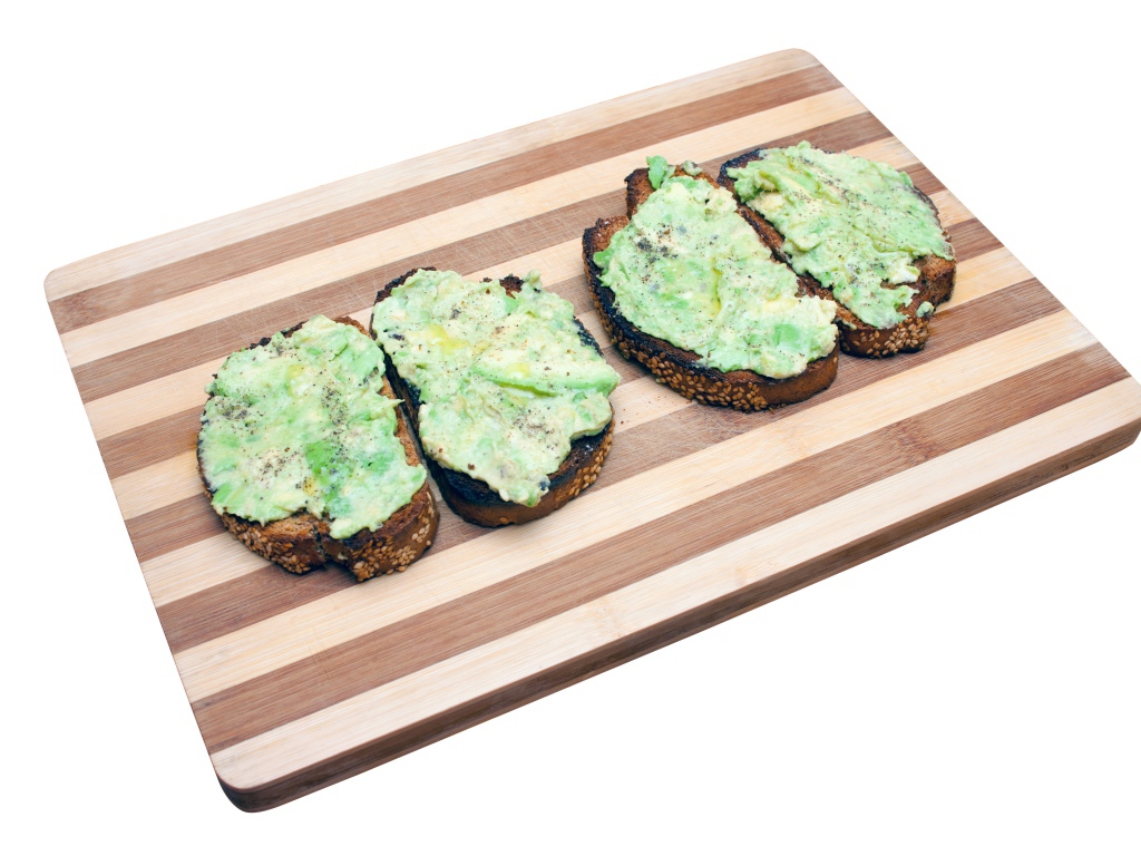 Бутерброды с черного хлеба на доске на белом фоне