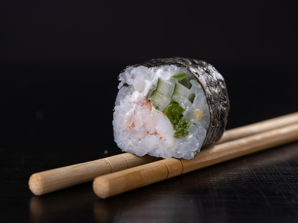 Суши с рисом и огурцами на столе